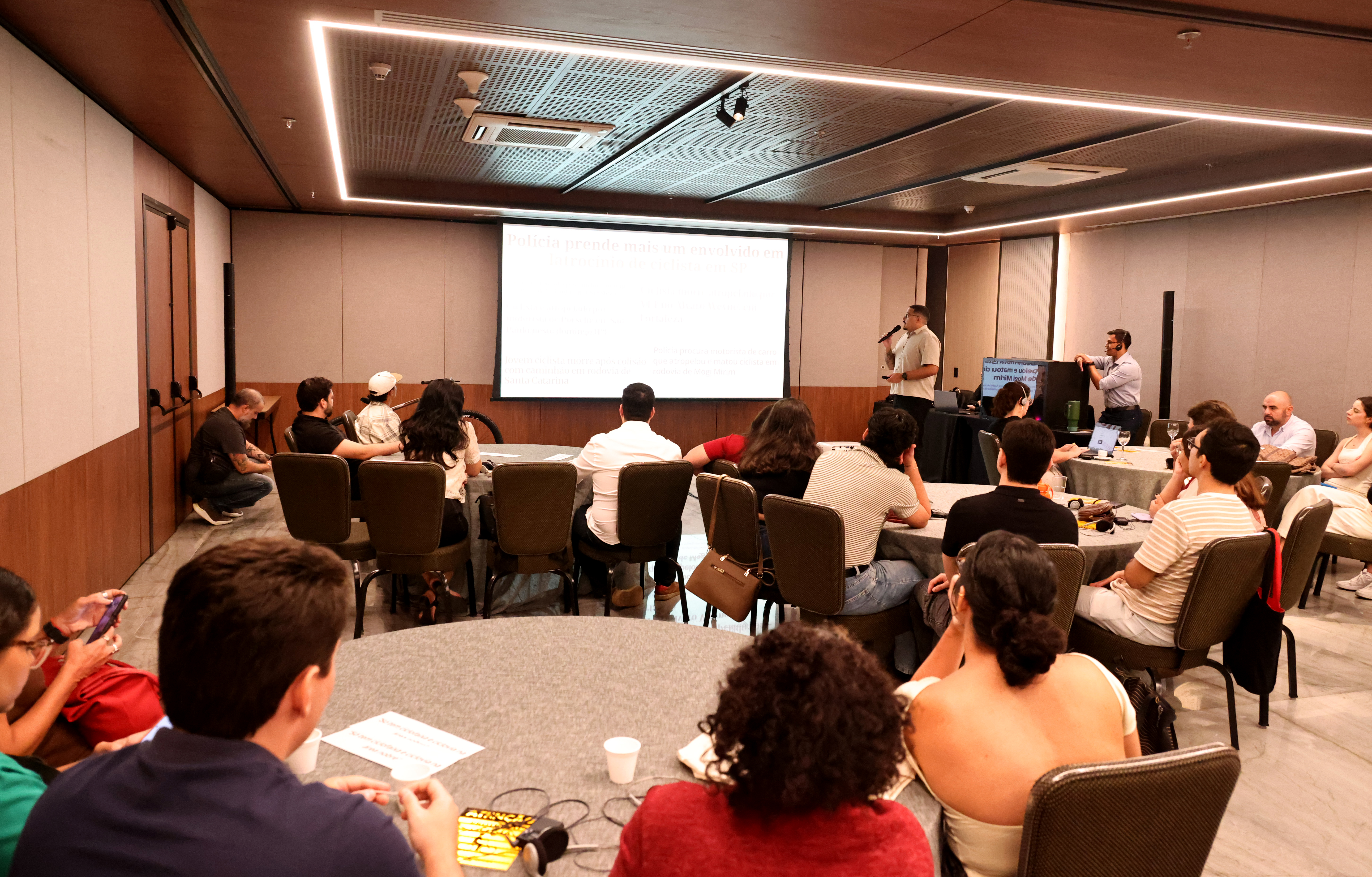 grupo de pessoas posa para a foto